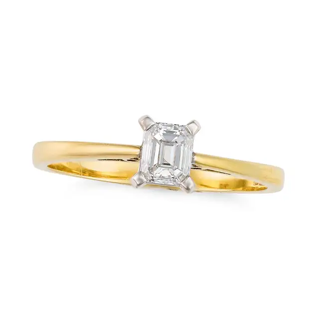 A SOLITAIRE DIAMOND RING in 18ct yellow gold, set with an emerald cut diamond of approximately 0.