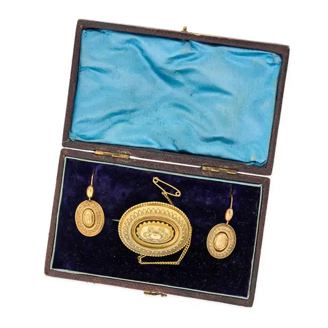 NO RESERVE - AN ANTIQUE VICTORIAN GOLD ETRUSCAN REVIVAL BROOCH AND EARRINGS SUITE, CIRCA 1850 in