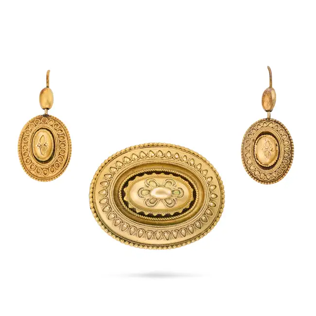 NO RESERVE - AN ANTIQUE VICTORIAN GOLD ETRUSCAN REVIVAL BROOCH AND EARRINGS SUITE, CIRCA 1850 in