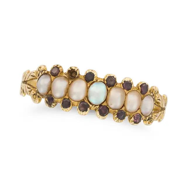 NO RESERVE - AN ANTIQUE NATURAL PEARL AND GARNET RING, 19TH CENTURY in yellow gold, set with a row
