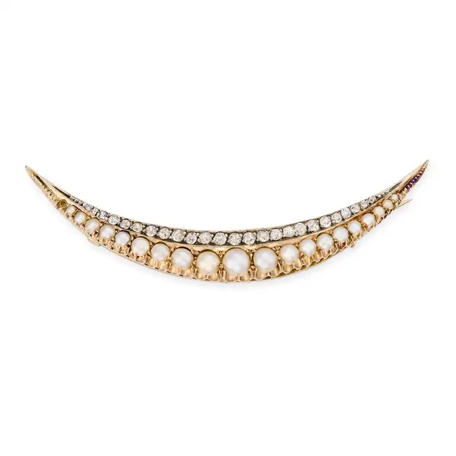 AN ANTIQUE PEARL AND DIAMOND CRESCENT MOON BROOCH designed as a crescent moon, set with a graduating