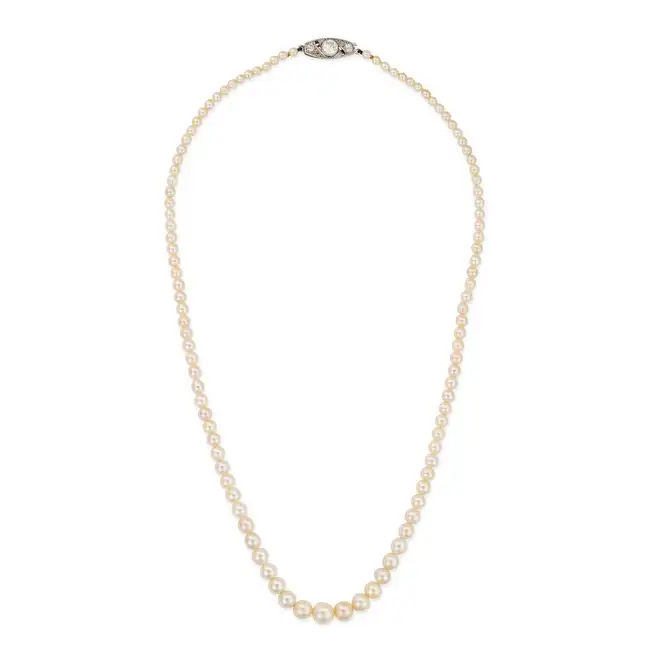 A PEARL AND DIAMOND NECKLACE comprising a single row of graduating pearls ranging from 3.1mm-7.