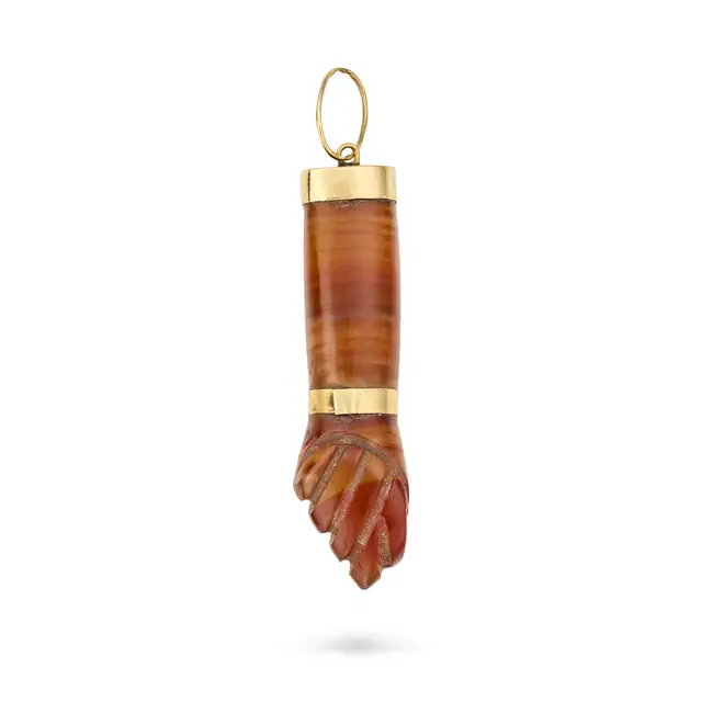 NO RESERVE - AN ANTIQUE AGATE FIGA PENDANT in yellow gold, comprising a single piece of striped