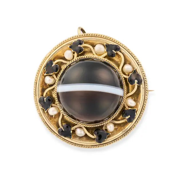 AN ANTIQUE BANDED AGATE, PEARL AND ENAMEL MOURNING BROOCH set with a round cabochon banded agate,