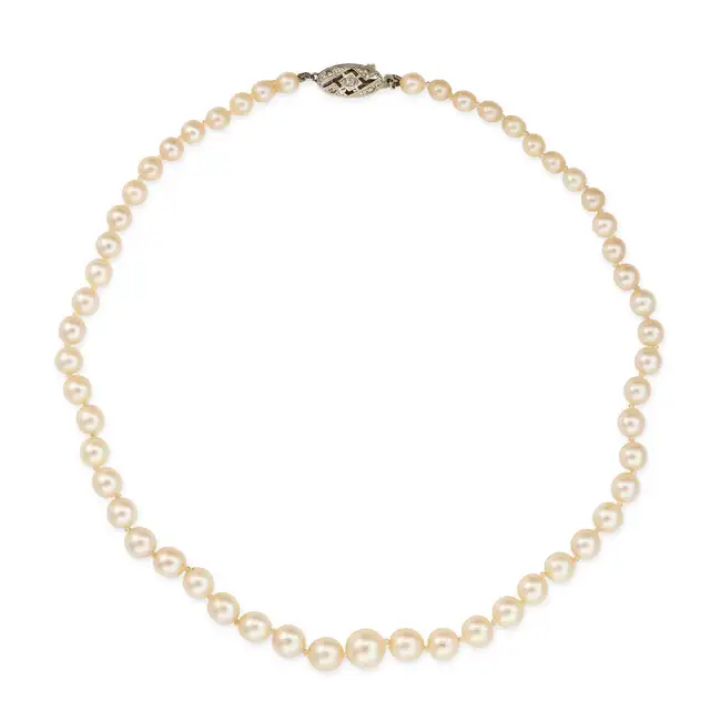 NO RESERVE - A SINGLE ROW PEARL AND DIAMOND NECKLACE comprising a single row of pearls ranging