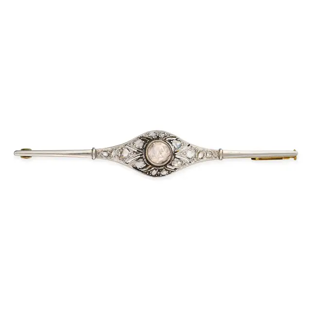 AN ANTIQUE DIAMOND BAR BROOCH, EARLY 20TH CENTURY set with a principal rose cut diamond, accented by