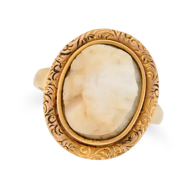 AN ANTIQUE AGATE CAMEO RING in yellow gold, set with an agate cameo carved to depict the bust of a