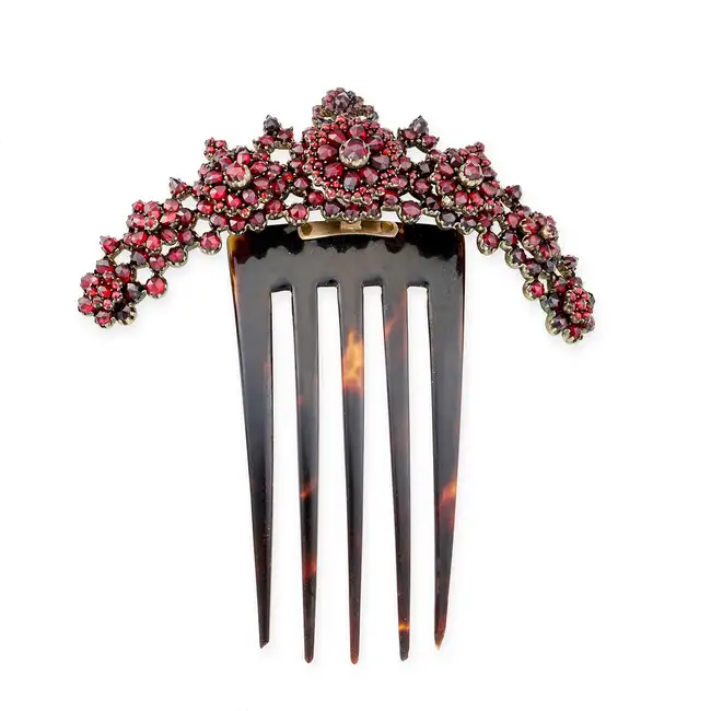 AN ANTIQUE VICTORIAN BOHEMIAN GARNET AND TORTOISESHELL HAIR COMB comprising clusters of rose cut