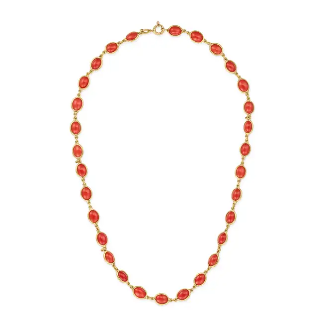 A VINTAGE ITALIAN CORAL CHAIN NECKLACE in 18ct yellow gold, comprising a row of oval double sided