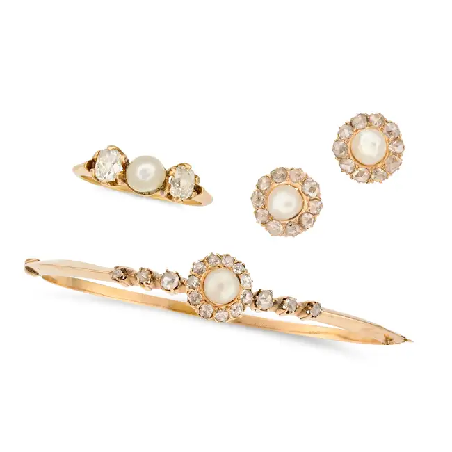 AN ANTIQUE NATURAL PEARL AND DIAMOND BANGLE, EARRINGS AND RING SUITE in yellow gold, the hinged