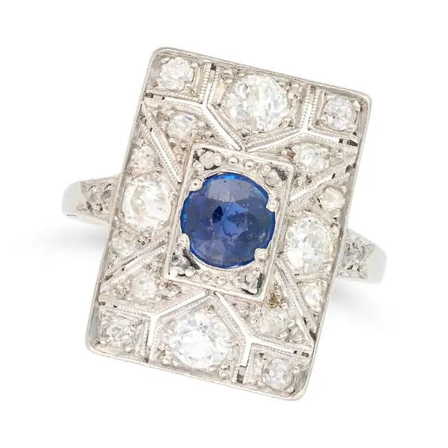 NO RESERVE - AN ART DECO SAPPHIRE AND DIAMOND RING in platinum, the pierced geometric face set