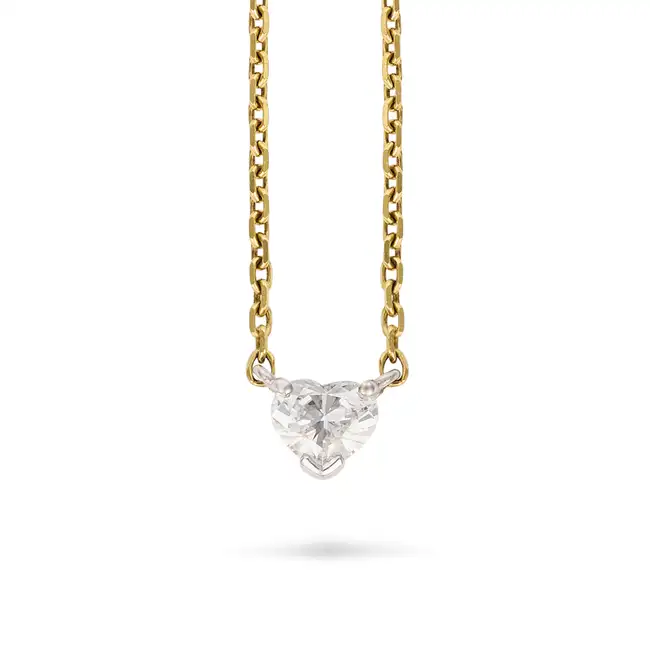 A SOLITAIRE DIAMOND HEART PENDANT NECKLACE in 18ct yellow gold, comprising a trace chain set with
