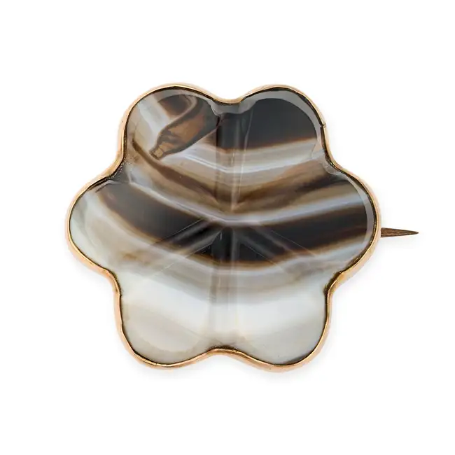 NO RESERVE - AN ANTIQUE CARVED BANDED AGATE BROOCH, CIRCA 1910 in 9ct yellow gold, set with a single
