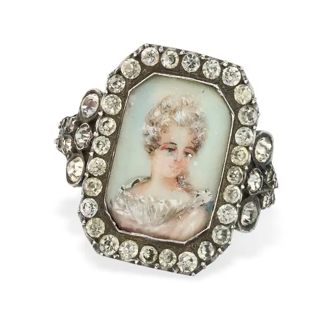 AN ANTIQUE GEORGIAN PORTRAIT MINIATURE RING, 19TH CENTURY in yellow gold and silver, set with a