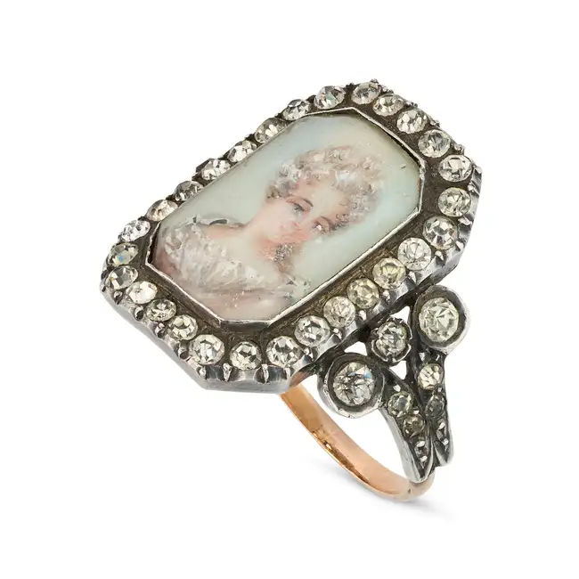 AN ANTIQUE GEORGIAN PORTRAIT MINIATURE RING, 19TH CENTURY in yellow gold and silver, set with a