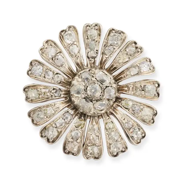 AN ANTIQUE DIAMOND DAISY BROOCH, 19TH CENTURY in yellow gold and silver, designed as a daisy set