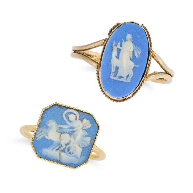 NO RESERVE - TWO WEDGWOOD CAMEO RINGS in yellow gold, comprising a ring set with an oval Wedgwood