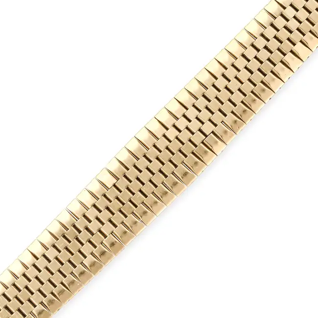 A GOLD BRACELET in 9ct yellow gold, the tapering strap bracelet comprising fancy links, full British