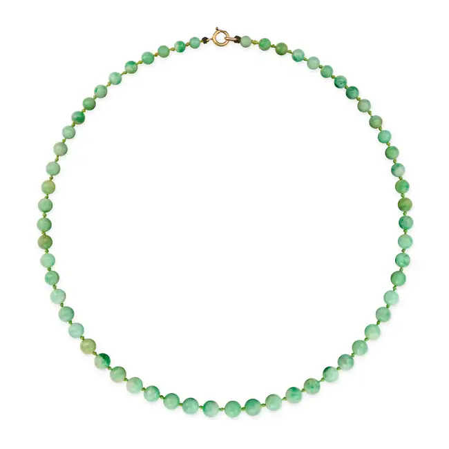 NO RESERVE - A JADEITE JADE BEAD NECKLACE in yellow gold, comprising a single row of polished