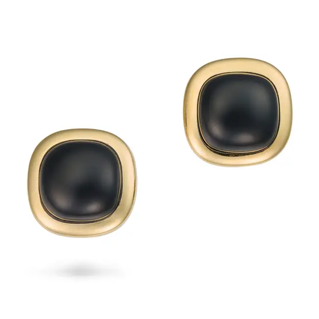 A PAIR OF VINTAGE ONYX EARRINGS in 14ct yellow gold, each set with a cabochon onyx within a gold