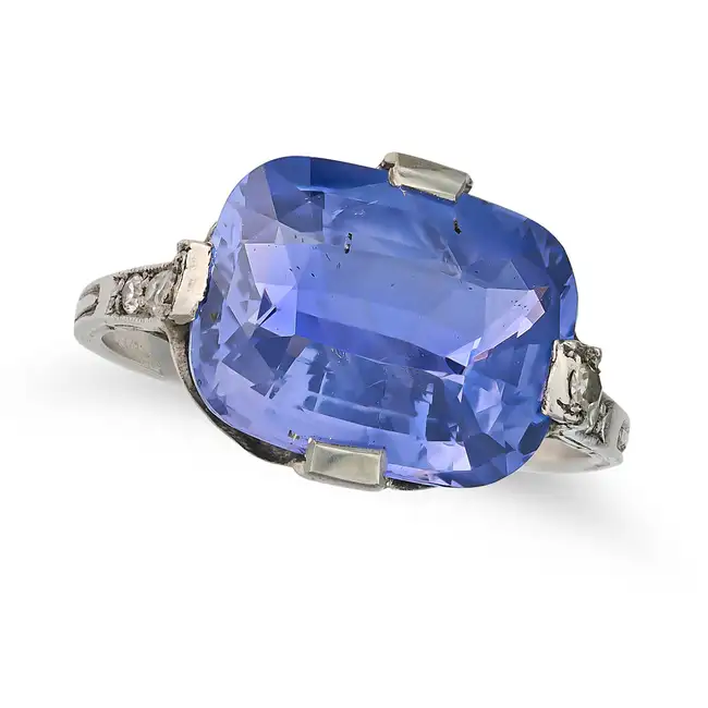 AN ART DECO CEYLON NO HEAT SAPPHIRE AND DIAMOND RING set with a cushion cut sapphire of 6.52 carats,
