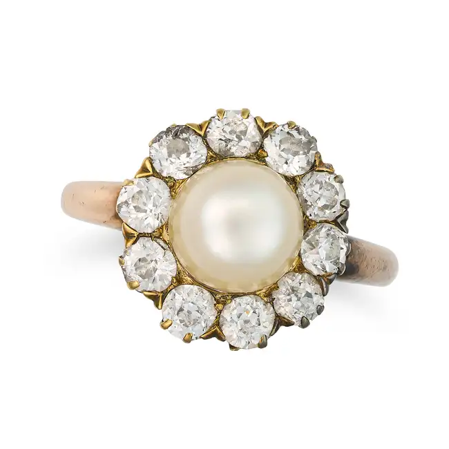 AN ANTIQUE PEARL AND DIAMOND CLUSTER RING, 19TH CENTURY set with a pearl of 8.4mm within a cluster