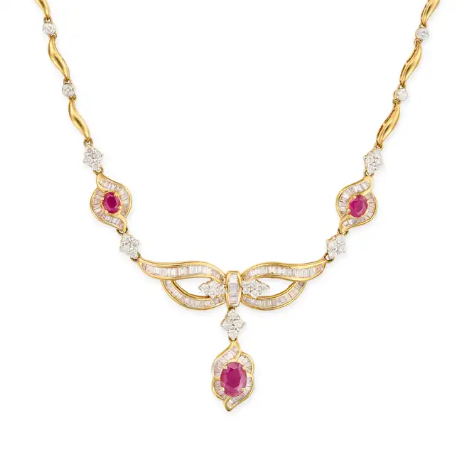 NO RESERVE - A RUBY AND DIAMOND NECKLACE in 18ct yellow gold, set with a trio of oval cut rubies
