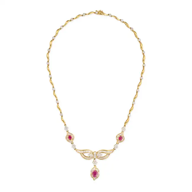 NO RESERVE - A RUBY AND DIAMOND NECKLACE in 18ct yellow gold, set with a trio of oval cut rubies