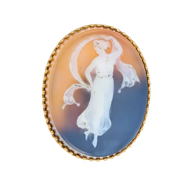 AN ANTIQUE FRENCH AGATE CAMEO BROOCH in 18ct yellow gold, set with an oval agate cameo carved to