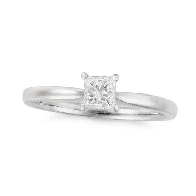 A SOLITAIRE DIAMOND RING in platinum, set with a princess cut diamond of approximately 0.42