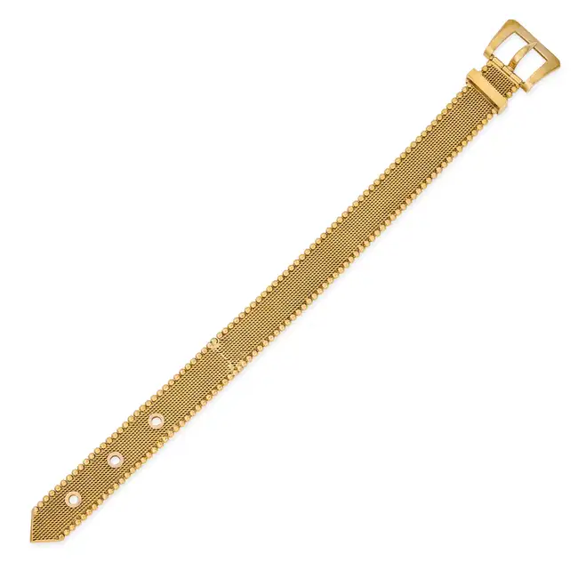 AN ANTIQUE GOLD BELT BRACELET in 9ct yellow gold, designed as a belt, the mesh strap with a beaded