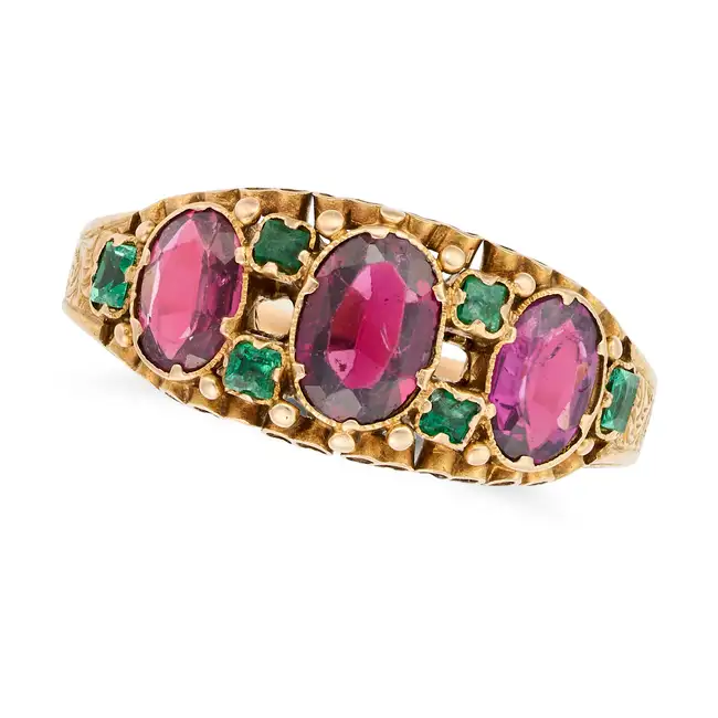 AN ANTIQUE GARNET AND EMERALD DRESS RING, 1920 in 15ct yellow gold, set with three oval cut