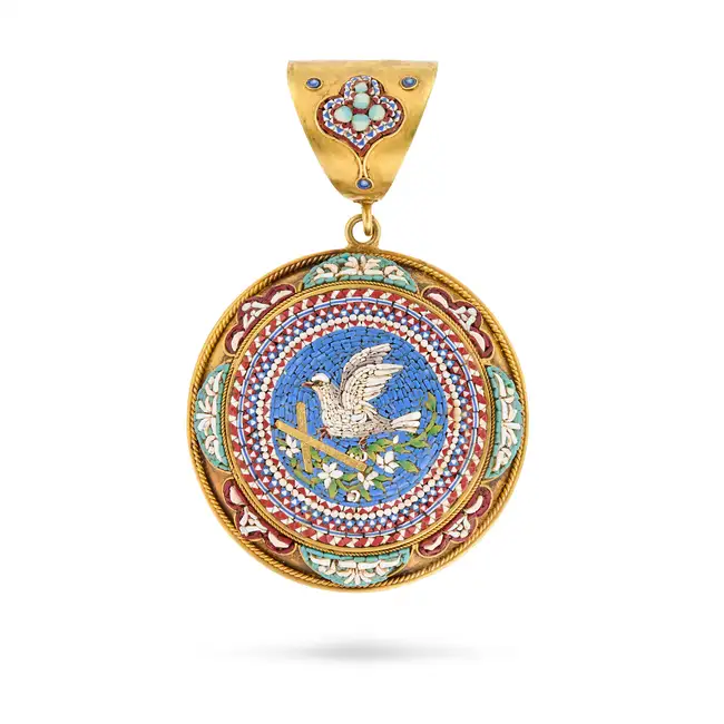 NO RESERVE - A FINE ANTIQUE MICROMOSAIC LOCKET PENDANT, CIRCA 1870 in yellow gold, the circular