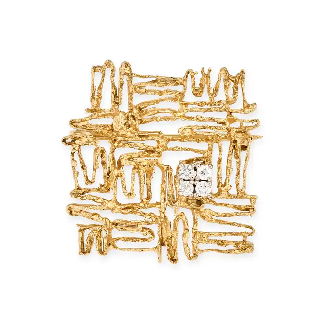 A MODERNIST DIAMOND BROOCH in 9ct yellow gold, the stylised openwork brooch accented by a square