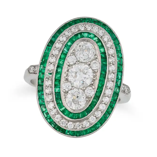 A FINE ART DECO DIAMOND AND EMERALD DRESS RING, CIRCA 1930 in platinum, set with three principal old