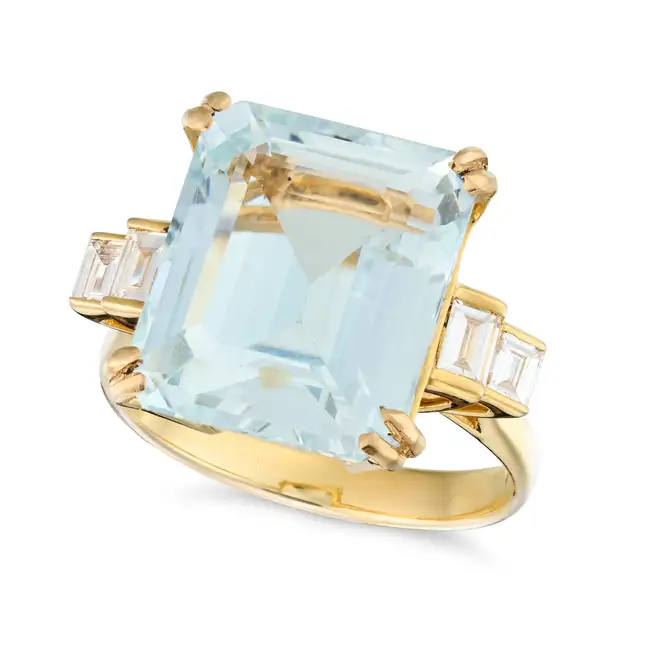 NO RESERVE - AN AQUAMARINE AND DIAMOND RING in yellow gold, set with an octagonal step cut