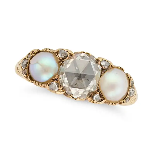 AN ANTIQUE PEARL AND DIAMOND RING in yellow gold, set with a rose cut diamond of approximately 0.