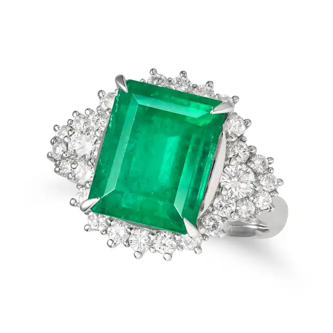 A FINE 5.48 CARAT COLOMBIAN EMERALD AND DIAMOND CLUSTER RING in platinum, set with an octagonal step