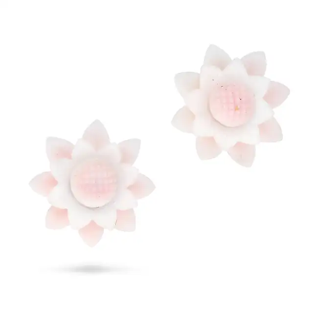 A PAIR OF VINTAGE CONCH SHELL FLOWER EARRINGS each designed as a flower set with carved and polished
