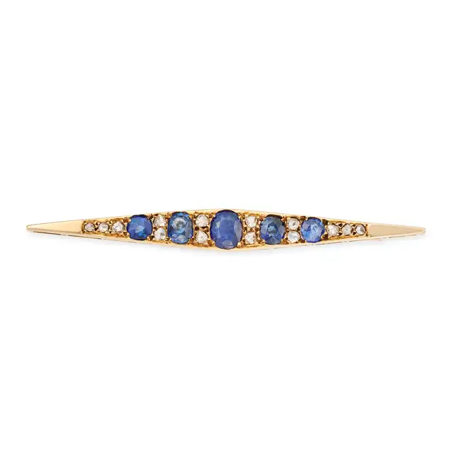 NO RESERVE - A FINE ANTIQUE SAPPHIRE AND DIAMOND BAR BROOCH, CIRCA 1900 in yellow gold, of