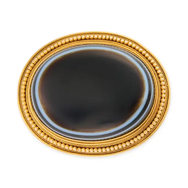 NO RESERVE - AN ANTIQUE VICTORIAN BANDED AGATE BROOCH, CIRCA 1866 in yellow gold, set with an oval