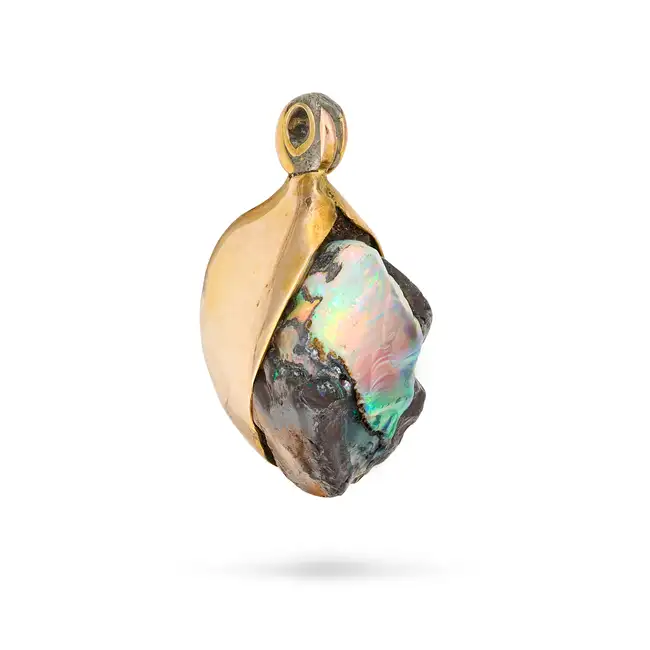 NO RESERVE - A BOULDER OPAL PENDANT in yellow gold, set with a rough piece of boulder opal, no assay