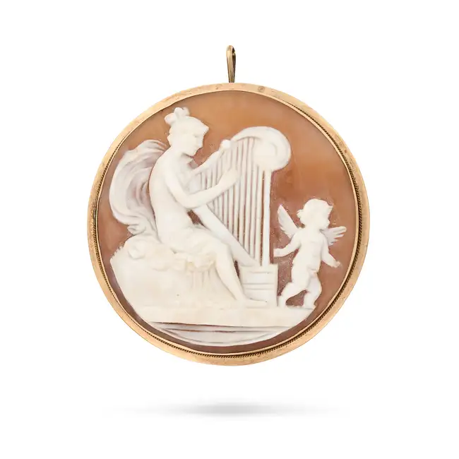 NO RESERVE - A VINTAGE SHELL CAMEO BROOCH / PENDANT in 14ct yellow gold, set with a round shell