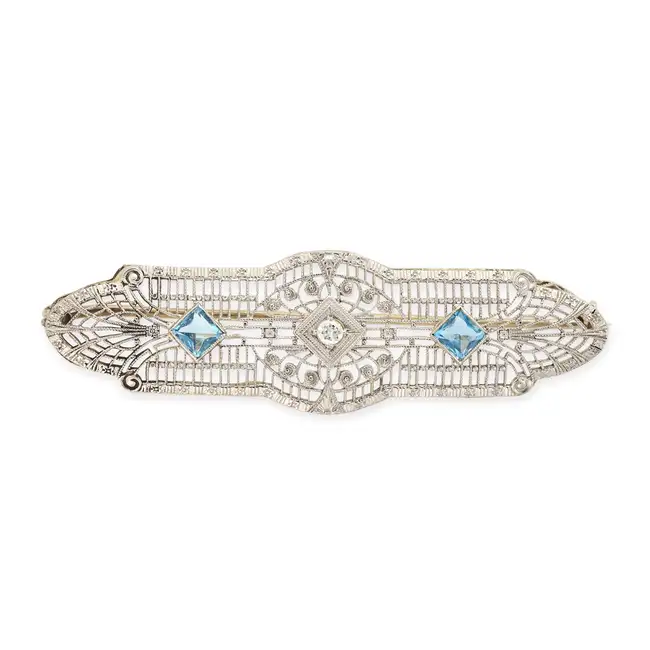 NO RESERVE - A VINTAGE DIAMOND AND AQUAMARINE BROOCH in 14ct white gold, the openwork broock set