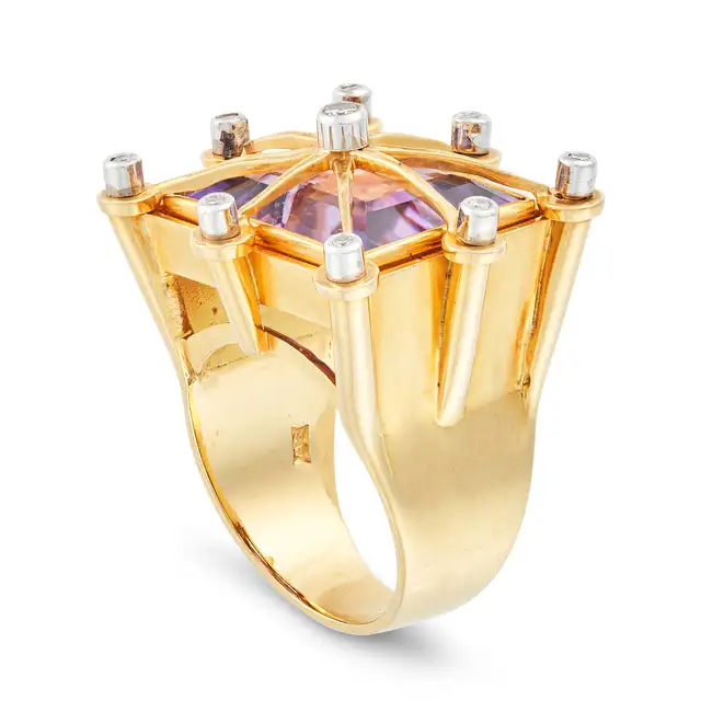 NO RESERVE - AN AMETHYST AND DIAMOND DRESS RING in 18ct yellow gold, set with a step cut amethyst,