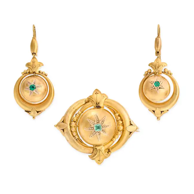 NO RESERVE - AN ANTIQUE EMERALD ETRUSCAN REVIVAL BROOCH AND EARRINGS SUITE, CIRCA 1855 in yellow