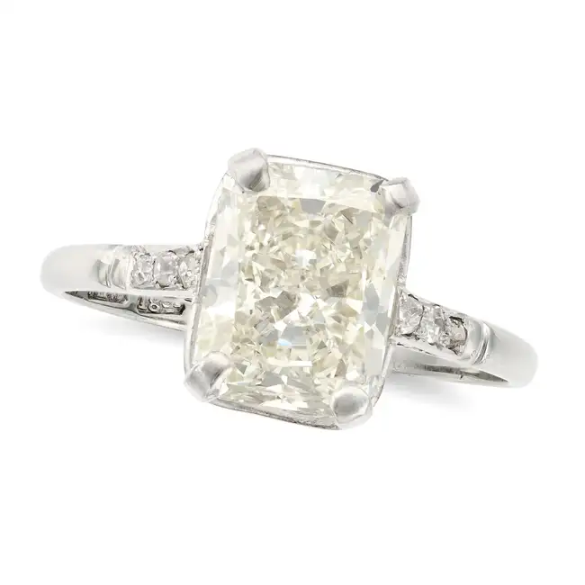 A 4.02 CARAT SOLITAIRE DIAMOND RING set with a radiant cut diamond of 4.02 carats, the shoulders set