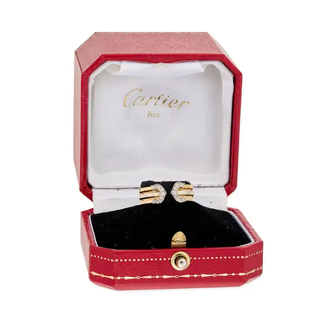 CARTIER, A DIAMOND C DE CARTIER RING in tricolour 18ct gold, the open tricolour gold band accented