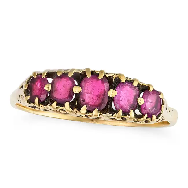 NO RESERVE - AN ANTIQUE FIVE STONE RUBY RING in 18ct yellow gold, set with a row of five