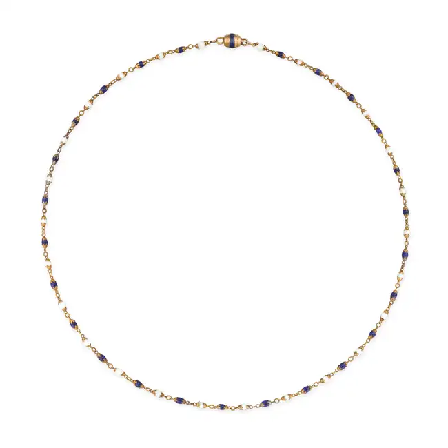NO RESERVE - AN ANTIQUE BEAD NECKLACE, 19TH CENTURY comprising a row of blue and white glass